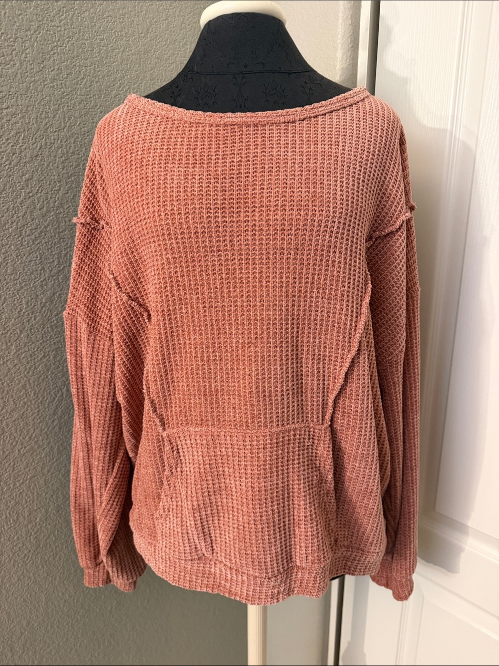 BiBi Waffle-Knit Crew Pullover in Dusty Rose with Kangaroo Pocket Size Medium - Picture 2 of 6
